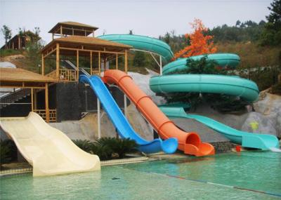 O divertimento recorre corrediça de água da piscina