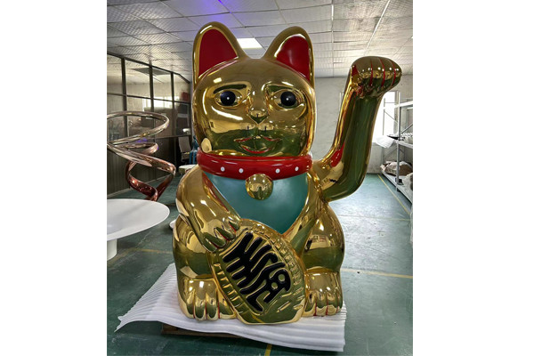 Статуя кота на открытом воздухе большого золота скульптуры стеклоткани животного удачливая