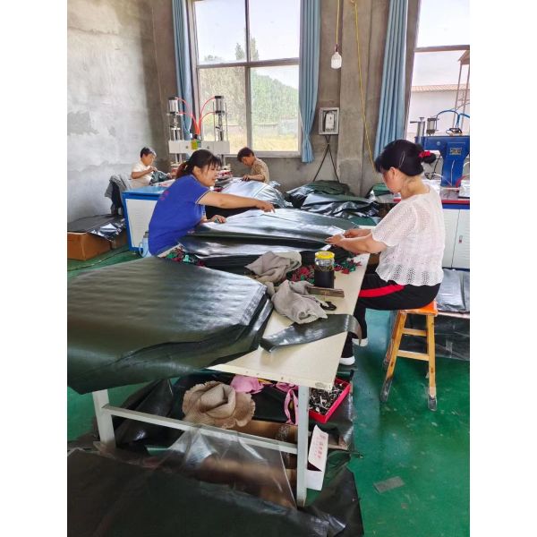 Держите ваши деревья гидратированными с помощью нашего 20 галлонного медленного выпуска поливного мешка для деревьев