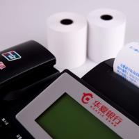 Um rolo de papel térmico Jumbo de imagem limpa e nítida para ATM/POS ROLL