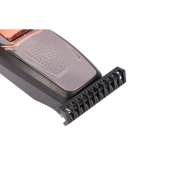 Мужчины стригут бороду с помощью электрической стрижки волос с многофункциональным беспроводной зарядкой