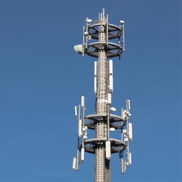 Entreprise de télécommunications autonome, petite entreprise, antenne cellulaire, pylône 5g, réseau de 20 pieds, plateforme, toit, tour.