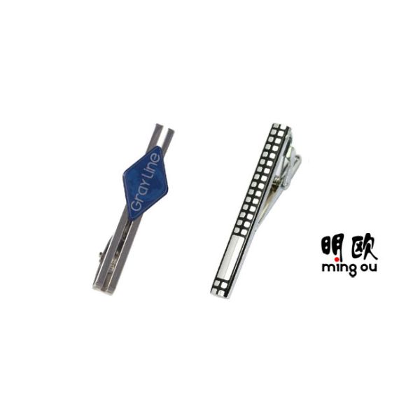 Gentleman Using Navy Mens Tie Bar For Skinny Tie Fashion Design