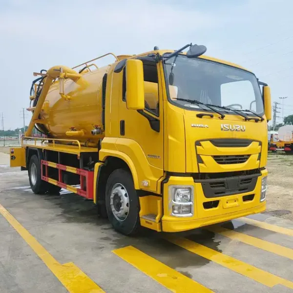 Isuzu Giga 4X2-Driven Vacuum Suction Truck Has Strong Suction.