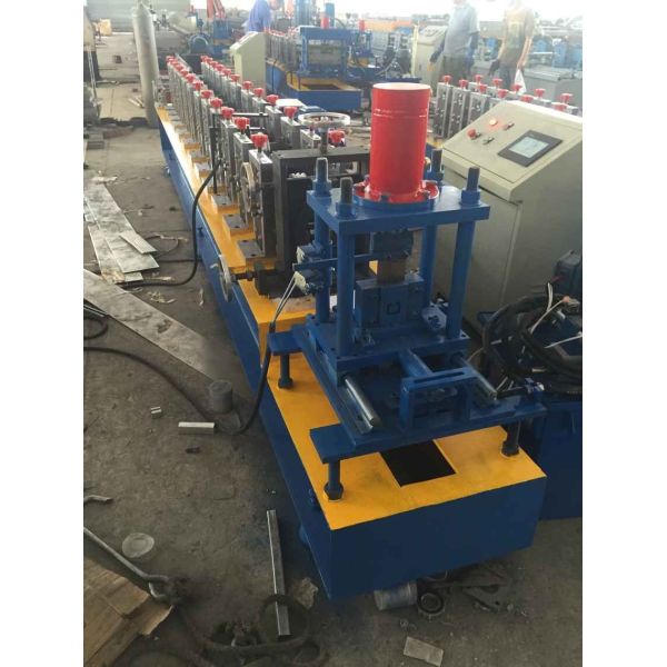 Гидровлический привод с цепной передачей вырезывания гальванизировал завальцовку рельса двери стального листа формируя силу машины 7.5Kw главную