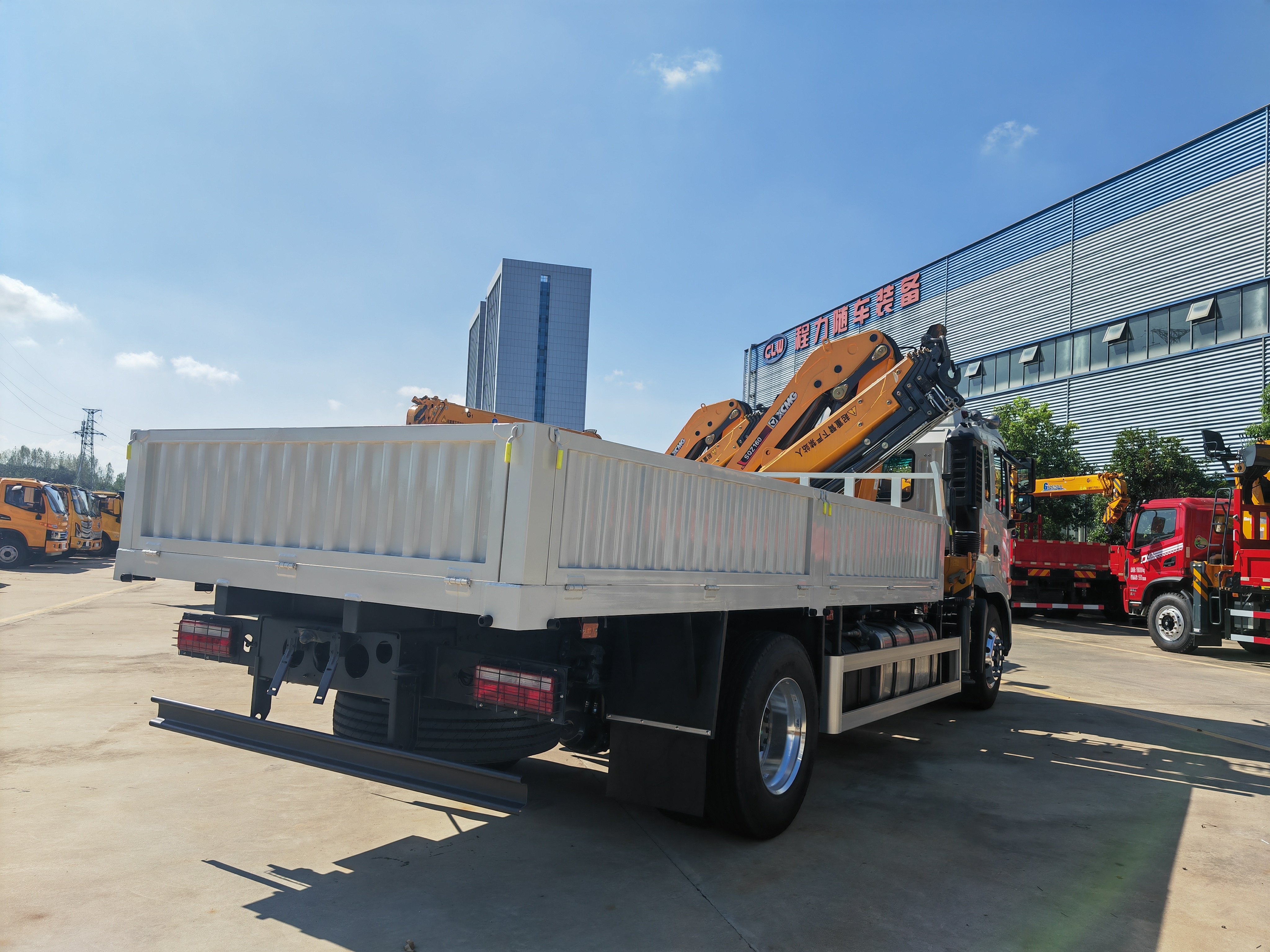 JAC 4x2 Heavy Duty Cargo Truck with XCMG Knuckle Boom Crane Export to Panama Colon Free Zone