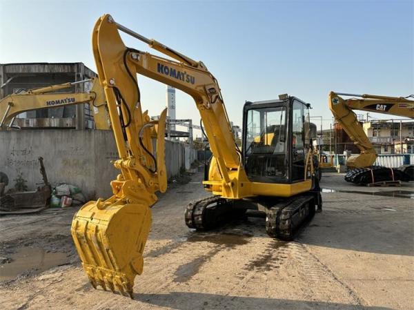Excavadora Komatsu PC56 Crawler com capacidade de balde de 0,22m3 e peso operacional de 5300KG