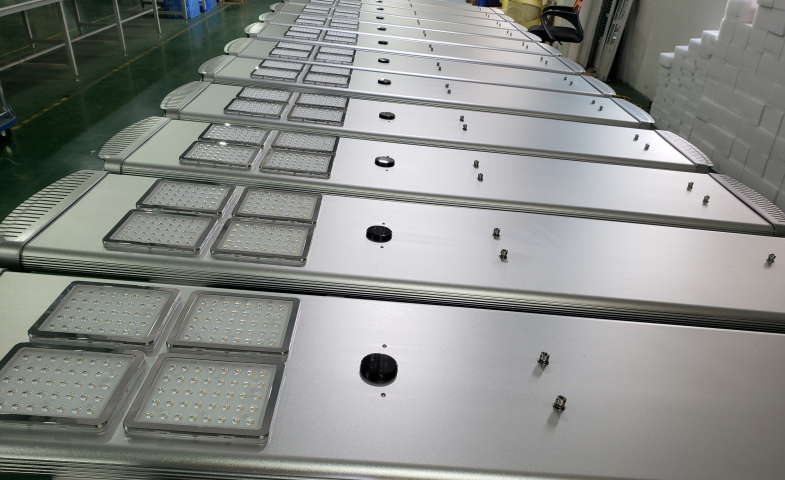 50W-150W Aluminum Solar Powered Led Street Lights Used in Urban Roads AC85-275V High Efficiency IP67