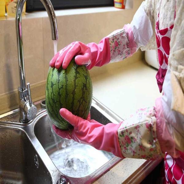 Com testes padrões bonitos pique as luvas de borracha da luva longa extra para a limpeza da cozinha