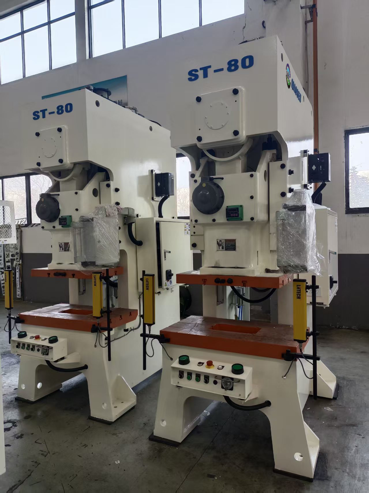 ST-80 80Ton C Frame Punch Press with JIS Class 1 Precision and Six-sided Slide Guide for Metal Punching
