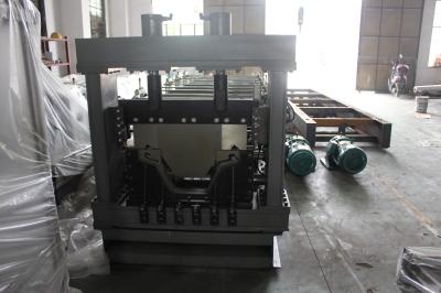 Rolo grande do painel do telhado de período que forma a máquina com Curver e Seamer