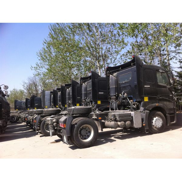 SINOTRUK  371HP 15 Ton Prime Mover Truck in Green Manual Unloading Diesel Trucks  Global Machine