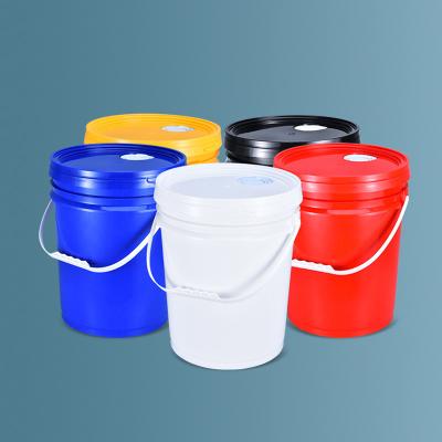 Um balde de tinta de plástico de 20 litros com tampa e um balde vermelho
