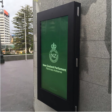 55 Inch Wall Touch Screen Kiosk Outdoor 2000 3500 Nits Android System With Light Temperature Sensor Dustproof Waterproof for Commercial Displays