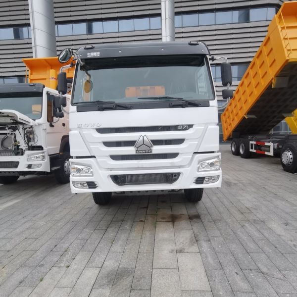 8×4 Drive Wheel Commercial Vehicle Dump Truck with Air Suspension Seat and 600L Fuel Tank
