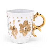 Une tasse de café en céramique, une tasse de porcelaine, une tasse de tous les jours, une poignée en or.