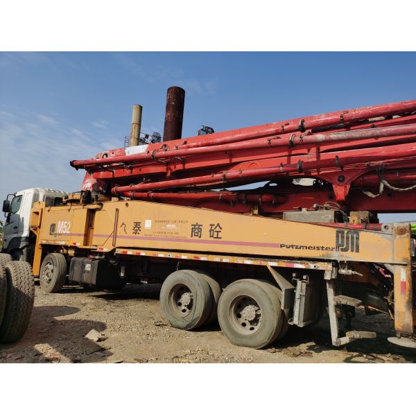 Бетононасос подержанной / старой строительной техники 53M