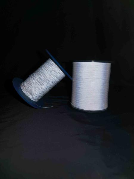 O fio reflexivo retro da linha para a roupa costurando de confecção de malhas do chapéu calça branco