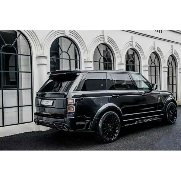 Le Range Rover noir est équipé d'un kit large en fibre de carbone de 240 mm.