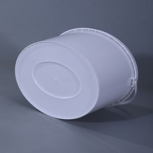 Un seau en plastique blanc de 10 litres pour un matériau respectueux de l'environnement dans l'industrie de la peinture au latex