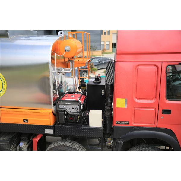 Multifunctional Road Maintenance Equipment Double Conveyor Feeding ZZ3317N4667D1