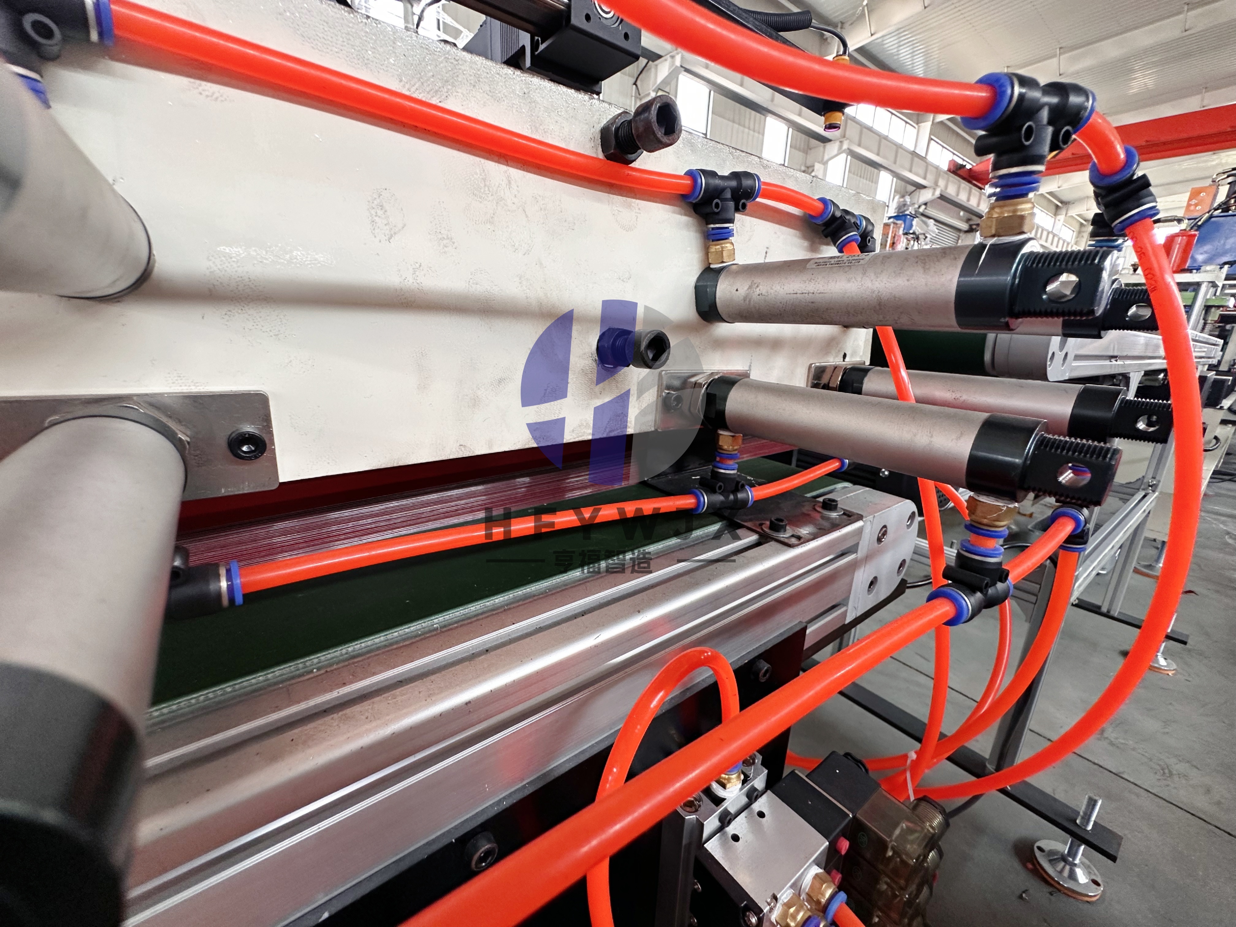 High Speed 20–23 m/min Automatic Fence Roll Forming Machine with 16 Rows of Forming Rollers and Non-stop Flying Shear