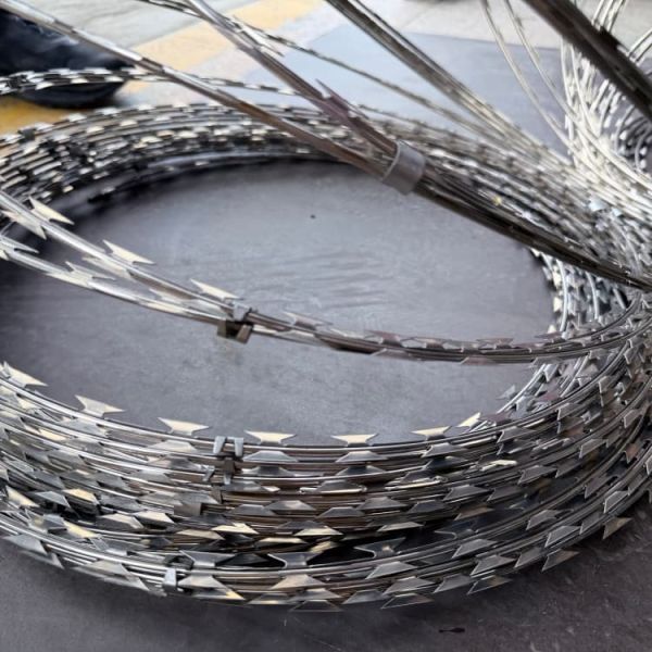 Heavy Duty Razor Barbed Tape / Long Life Concertina Coil for Factory Fence