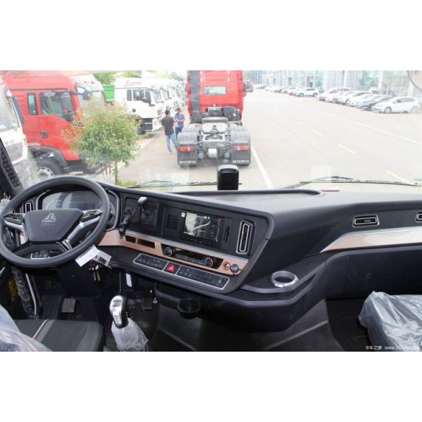 Sinotruk HOWO T7H 4*2 Dangerous Goods Towing Truck Head with Engine Capacity 8L at a