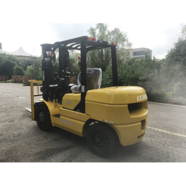 1670mm Long Small Fork Truck , 4.5m 2 Stage Mast Forklift 3.5 Ton 500mm Load Center