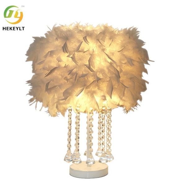 ロマンチックなベッドサイド・テーブル ランプの多着色されたリモート・コントロール羽ランプ