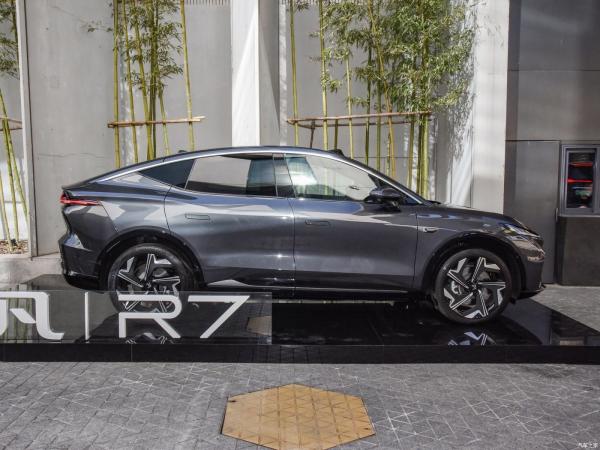 200 Km/H Top Speed Electric Car EV Long-Range Screen Master for Rising Auto R7 2023