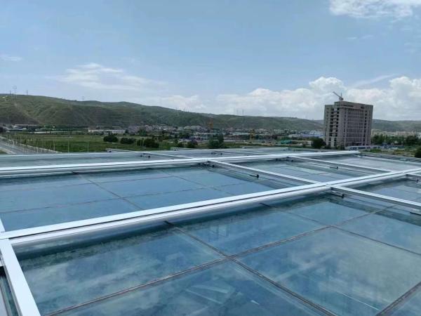 Store solaire de toit personnalisé, motorisé et rétractable pour véranda