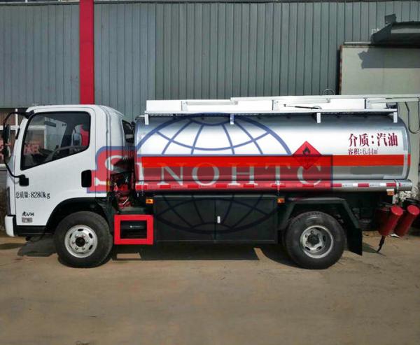 HOWO 1000 - 1200 Gallons Petrol Tank Truck Carbon Steel Tank Material