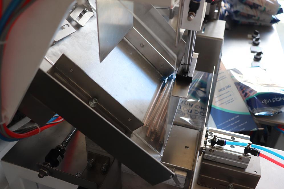 Servo Driven Saliva Ejectors Automatic Counting Packaging Machine 100 Pieces Central Back BagPack
