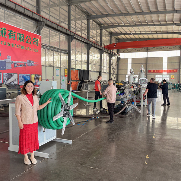 Машина для экструзирования пластиковых труб с двойной стенкой