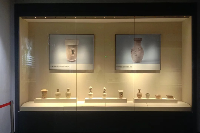 Museum Wall Vitrine with Anti-UV Low-Iron Glass and Sealed Dust-Proof Cabinet for Multi-Height Pottery Display
