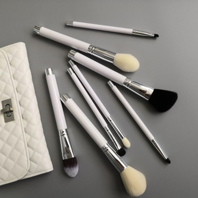 High Performing Makeup Brushes 8 Pieces Set With Durable Plastic Handle