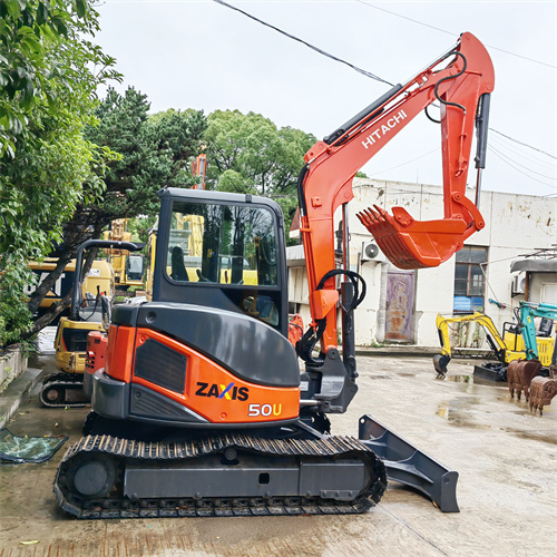 Une mini-excavatrice Hitachi ZX50U d'occasion 2021 avec 29,8 kW de puissance et de faibles heures de travail