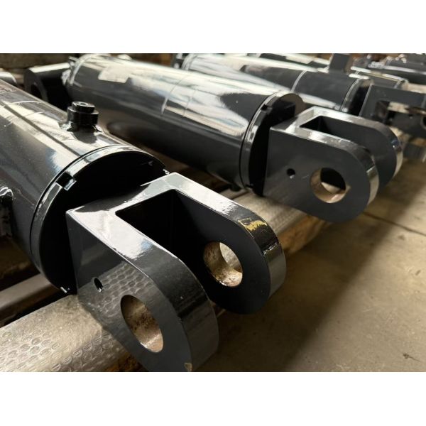 Hard Chrome Plated Steel Agricultural Hydraulic Cylinder With Double Earring Structure
