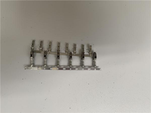 O metal que carimba as peças dos conectores põe o conector de carimbo contínuo da montagem fêmea