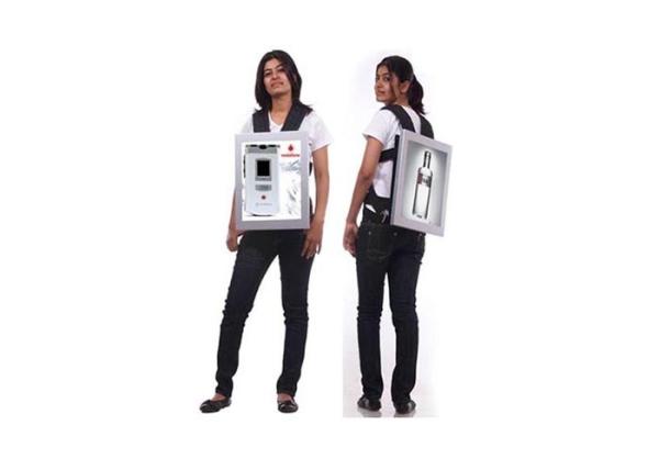 Commercial LCD Display 1000 Nits Wearable Digital Signage TV Backpacks For Street Promotion
