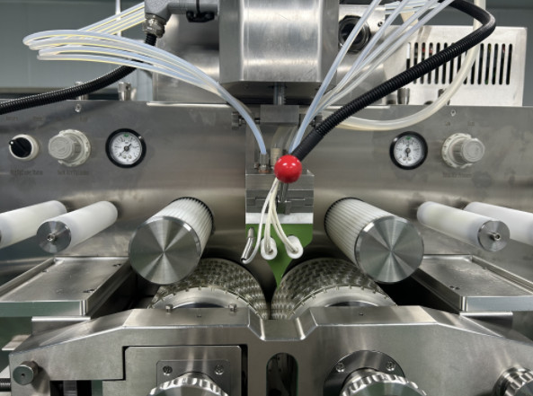 6 дюймовый средний сервомотор Косметическая мягкая желетина Капсулы изготовительная машина для продуктов по уходу за кожей