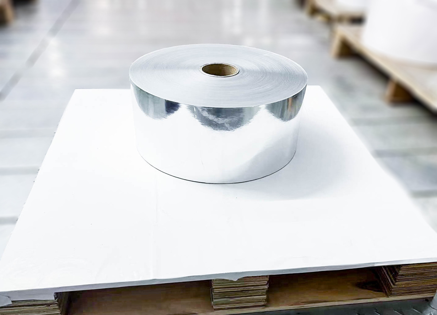 Легкая серебряная клея BOPP Jumbo Roll Paper 50 μm Толщина поверхности Синтетиче
