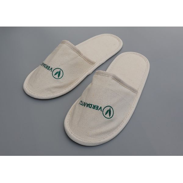 Тапочки поставок приятности гостиницы велюра хлопка слегка ударяют для того чтобы плюхнуть открытый палец ноги