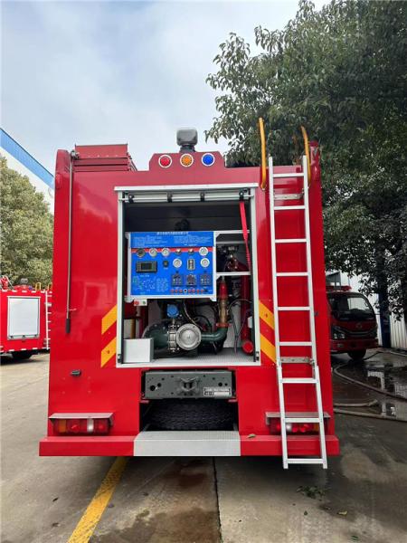 Camion de pompiers à mousse à air comprimé SINOTRUCK 7,6 mètres cubes Hauteur de tir 60 m Vitesse 100 km/h Capacité 2+4 personnes Débit 50 L/s