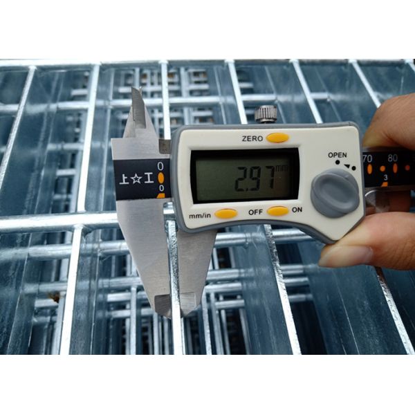 プラットホームのスエージに床を張ることは25x3mmステンレス製棒格子を締めた