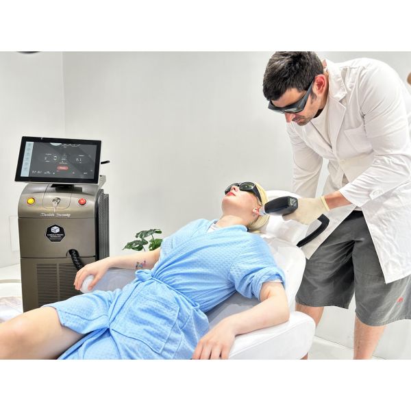 Эффективное удаление волос с помощью 755 808 940 1064nm диодного лазера 1600-2400W высокой мощности