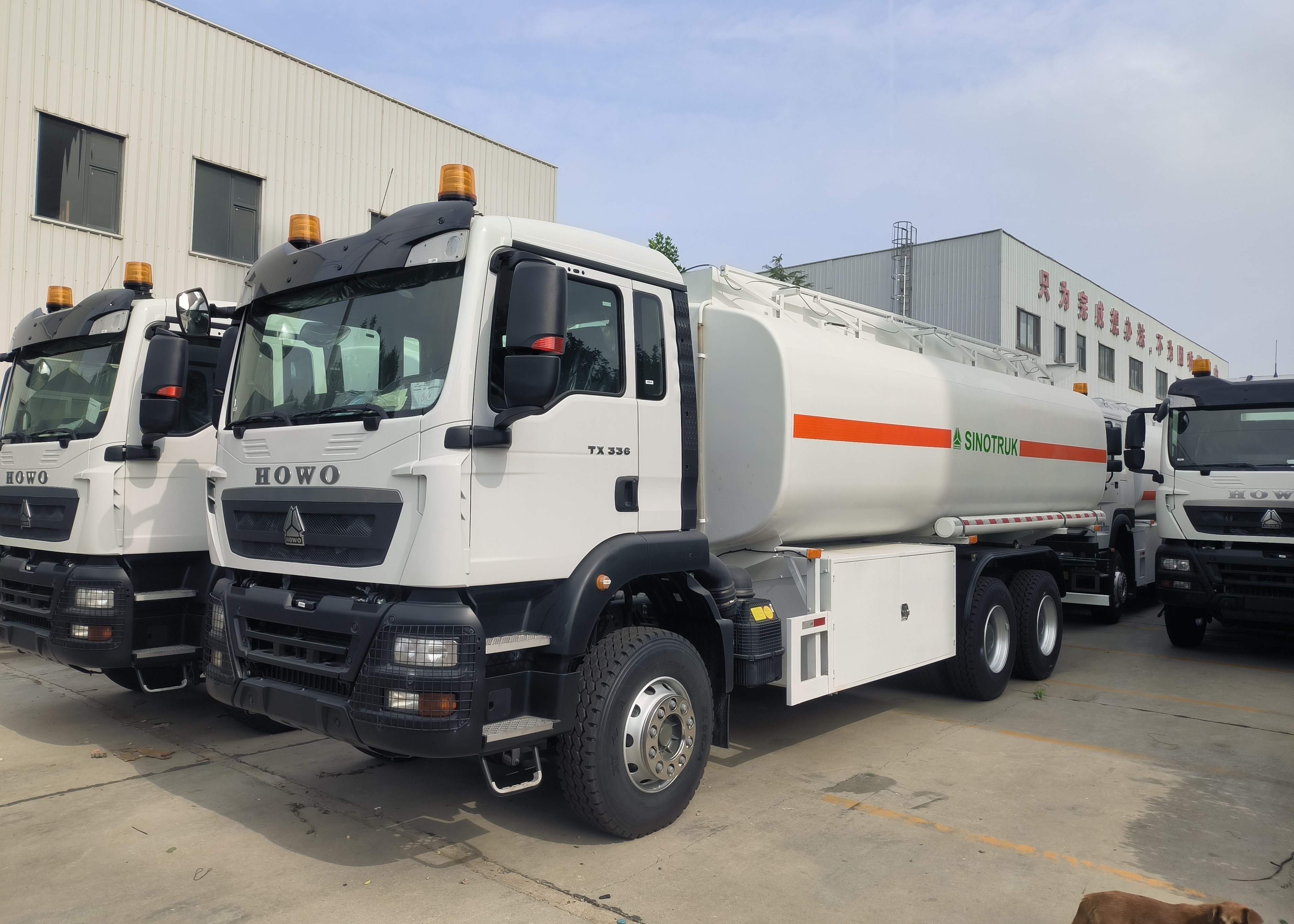Euro 2 Emission Standard Oil Transport Truck Tanker Vehicle Suitable for Various
