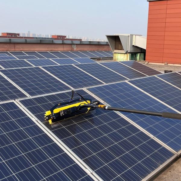 Escovinha de limpeza de janelas alimentada com água sustentável e escova rolante de limpeza de painéis solares