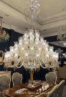 Des lustres de luxe de style français avec des pendentifs de champagne